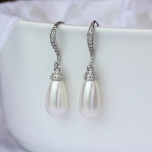 Elegant Drop-shaped Artificial Freshwater Pearl Shell Pearl Fully-inlaid Long Earrings