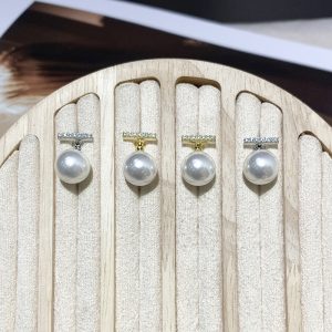 Fashionable Luxury Pearl With Two Earrings