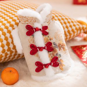 In Autumn And Winter, Cats Keep Warm. Chinese Style Of Wealth And Prosperity Bloom. New Year, Button-down Vests, Tang Suits, Little Dogs, Cotton-padded Clothes, And Pet Clothing