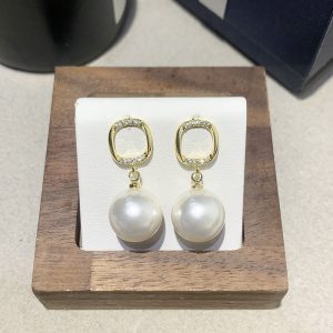 French Retro Hollow Square Pearl Earrings