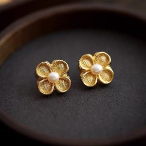 Minimalist Four-Leaf Clover Flower Pearl Stud Earrings